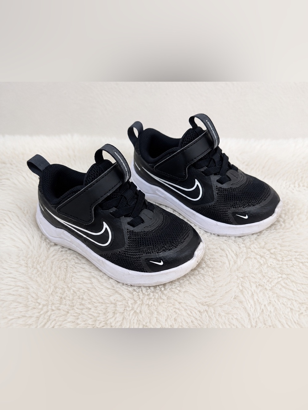 Nike Cosmic Runner Toddler Sneakers Black White Size 8C